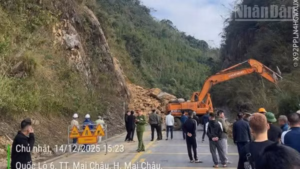 Hiện trường vụ sạt lở trên Quốc lộ 6 thuộc địa bàn tỉnh Phú Thọ.