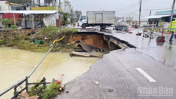 Sau nhiều ngày mưa lũ lớn, vị trí cống bản Km1253+100 trên Quốc lộ 1 bị nước cuốn trôi và phá hủy mặt đường.