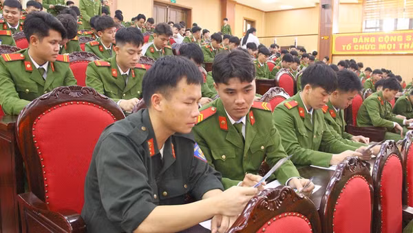 Chiến sĩ nghĩa vụ nghiên cứu các nội dung về giới thiệu việc làm của các công ty. 
