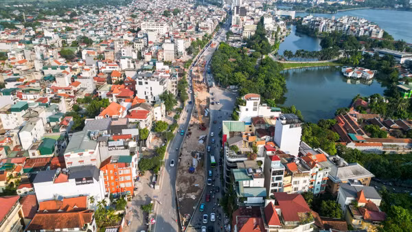 Công trường xây dựng cầu Tứ Liên và đường dẫn tại khu vực đường Nghi Tàm. (Ảnh: Hữu Chánh)