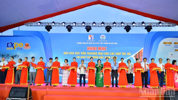Nghi thức cắt băng khai mạc Hội chợ Xúc tiến thương mại cho các hợp tác xã khu vực miền bắc năm 2026.