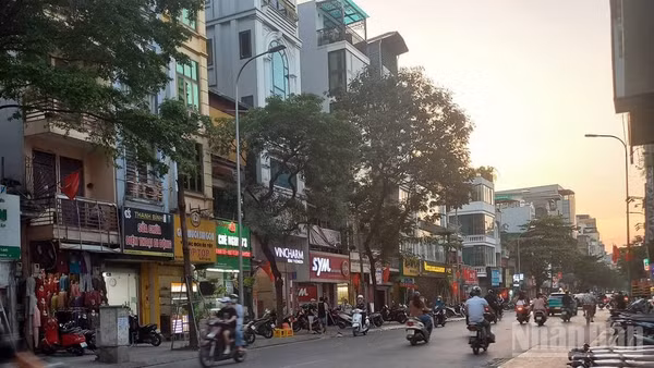 Từ ngày 21/8, xe taxi bị cấm hoạt động trên phố Khâm Thiên vào khung giờ cao điểm.