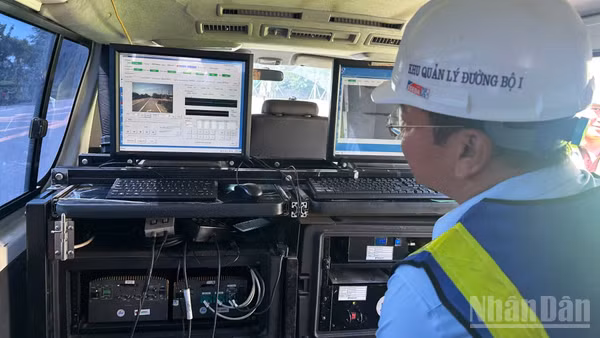 Khu Quản lý đường bộ I phối hợp Trung tâm Kỹ thuật và Công nghệ đường bộ phía bắc đưa xe khảo sát mặt đường vào kiểm tra, thu thập dữ liệu hiện trạng trên các tuyến Quốc lộ.