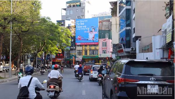 Phố Ngọc Hà là một trong 6 tuyến phố tổ chức điều chỉnh giao thông để thi công hạ ngầm hệ thống chiếu sáng.