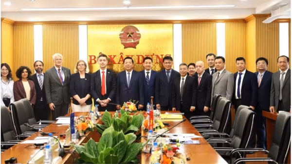 Bộ trưởng Xây dựng Trần Hồng Minh cùng lãnh đạo Bộ Xây dựng chụp ảnh với Phái đoàn Liên minh châu Âu (EU) tại Việt Nam. (Ảnh: Cổng thông tin Bộ Xây dựng)