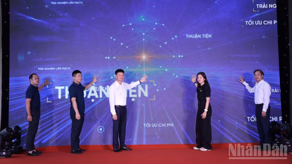Các đại biểu thực hiện nghi thức khai trương.