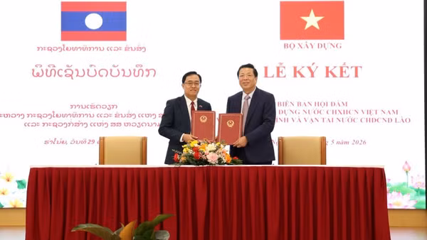 Ngày 29/5, tại Hà Nội Bộ trưởng Trần Hồng Minh và Bộ trưởng Leklay Sivilay ký kết Biên bản làm việc giữa Bộ Xây dựng Việt Nam và Bộ Công chính và vận tải Lào. (Ảnh: Cổng thông tin Bộ Xây dựng)