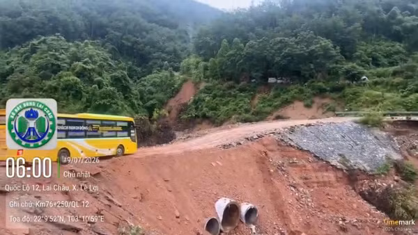 Ô-tô đã có thể di chuyển qua đoạn Quốc lộ bị nước lũ cuốn trôi hôm 16/7. (Ảnh: cắt từ clip)