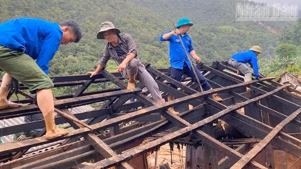 Lực lượng đoàn viên thanh niên xã Ngọc Chiến tham gia giúp các hộ di chuyển nhà trong diện phải di dời khẩn cấp đến nơi an toàn.