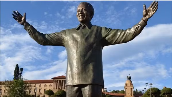 Bức tượng đồng cao 9m của cố Tổng thống Nelson Mandela tại thủ đô Pretoria, Nam Phi. (Ảnh: TTXVN)