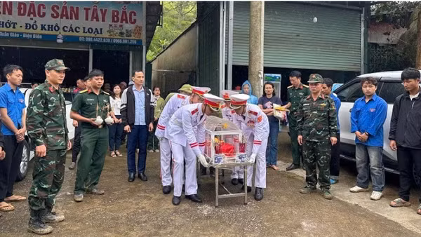 Cán bộ, chiến sĩ Bộ Chỉ huy Quân sự tỉnh Điện Biên cùng cán bộ, nhân dân xã Quài Tỏ di chuyển hài cốt hai liệt sĩ về Nghĩa trang liệt sĩ Độc Lập để thực hiện nghi lễ truy điệu, an táng. 