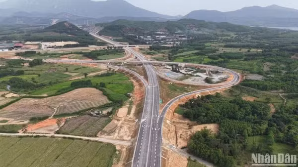 Nút giao với Quốc lộ 12C thuộc tuyến cao tốc Bãi Vọt-Hàm Nghi.