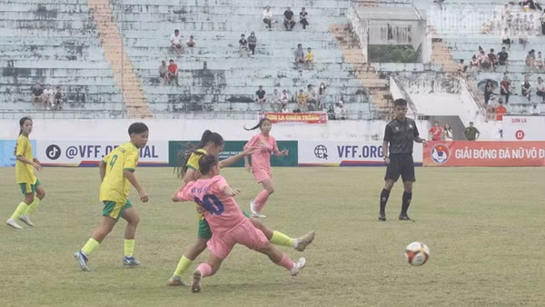 Một pha tranh chấp bóng giữa cầu thủ đội bóng nữ Sơn La với các cầu thủ của Hà Nội ở khu vực giữa sân.