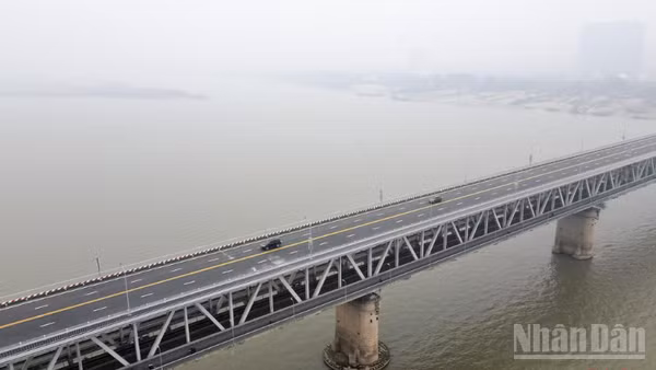 Cầu Thăng Long cấm toàn bộ ô-tô có tải trọng từ 2 tấn trở lên. (Ảnh: Báo Nhân Dân)