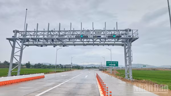 Trạm thu phí cao tốc không dừng cao tốc bắc-nam phía đông ứng dụng công nghệ AI thu phí tự động, không cần nhân viên thu phí như trước đây.
