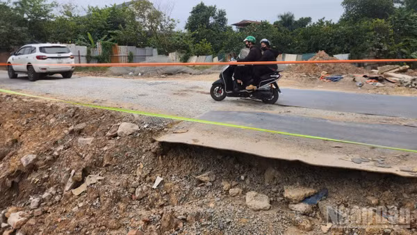 Nhiều điểm sụt lún, nứt vỡ, sạt lở sát lòng sông đang xuất hiện trên tuyến Bờ Tây sông Nhuệ, đoạn từ cầu Noi đến đầu cầu Liên Mạc 2, phường Đông Ngạc, Hà Nội.