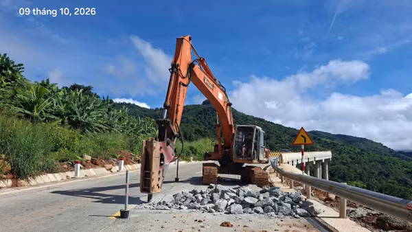 Ban Quản lý dự án Đường bộ miền trung đang chỉ đạo nhà thầu khẩn trương triển khai các biện pháp ứng phó, tập trung xử lý những vị trí hư hỏng và bảo đảm an toàn cho người, phương tiện lưu thông qua khu vực. (Ảnh: Cục Đường bộ Việt Nam)