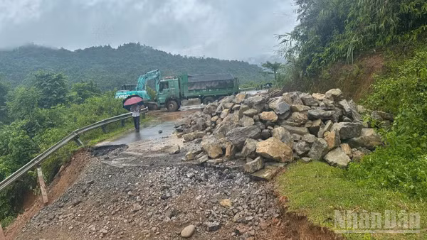 Ảnh minh họa: Sau mưa lớn Quốc lộ 6 bị sạt trượt và nước lũ cuốn trôi phần nền đường.