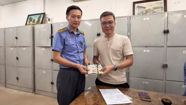Ông Phạm Văn Đăng, người đại diện được ủy quyền của khách đi tàu Nguyễn Thị Thủy tiếp nhận lại tài sản từ ngành đường sắt.
