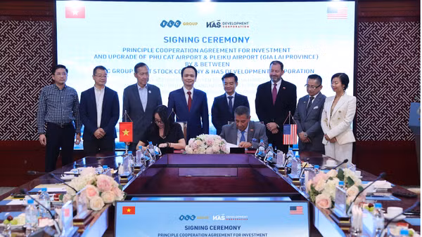 Đại diện Tập đoàn FLC và HASDC ký kết Hợp đồng nguyên tắc Đầu tư và nâng cấp Cảng hàng không Phù Cát và Pleiku tại tỉnh Gia Lai. (Ảnh: FLC)
