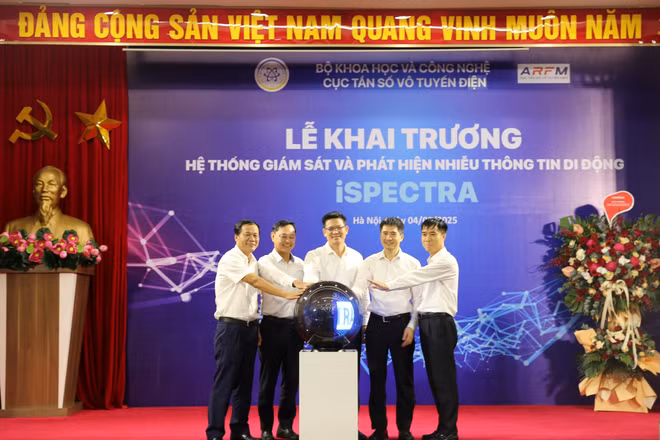 Khai trương hệ thống giám sát và phát hiện nhiễu thông tin di động iSpectra. (Ảnh: Cục Tần số vô tuyến điện).