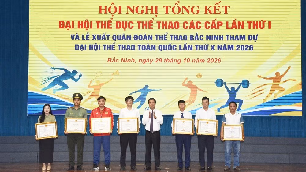 dong-chi-le-xuan-loi-trao-bang-khen-cua-chu-tich-ubnd-thanh-pho-cho-cac-ca-nhan-co-thanh-tich-2660.jpg