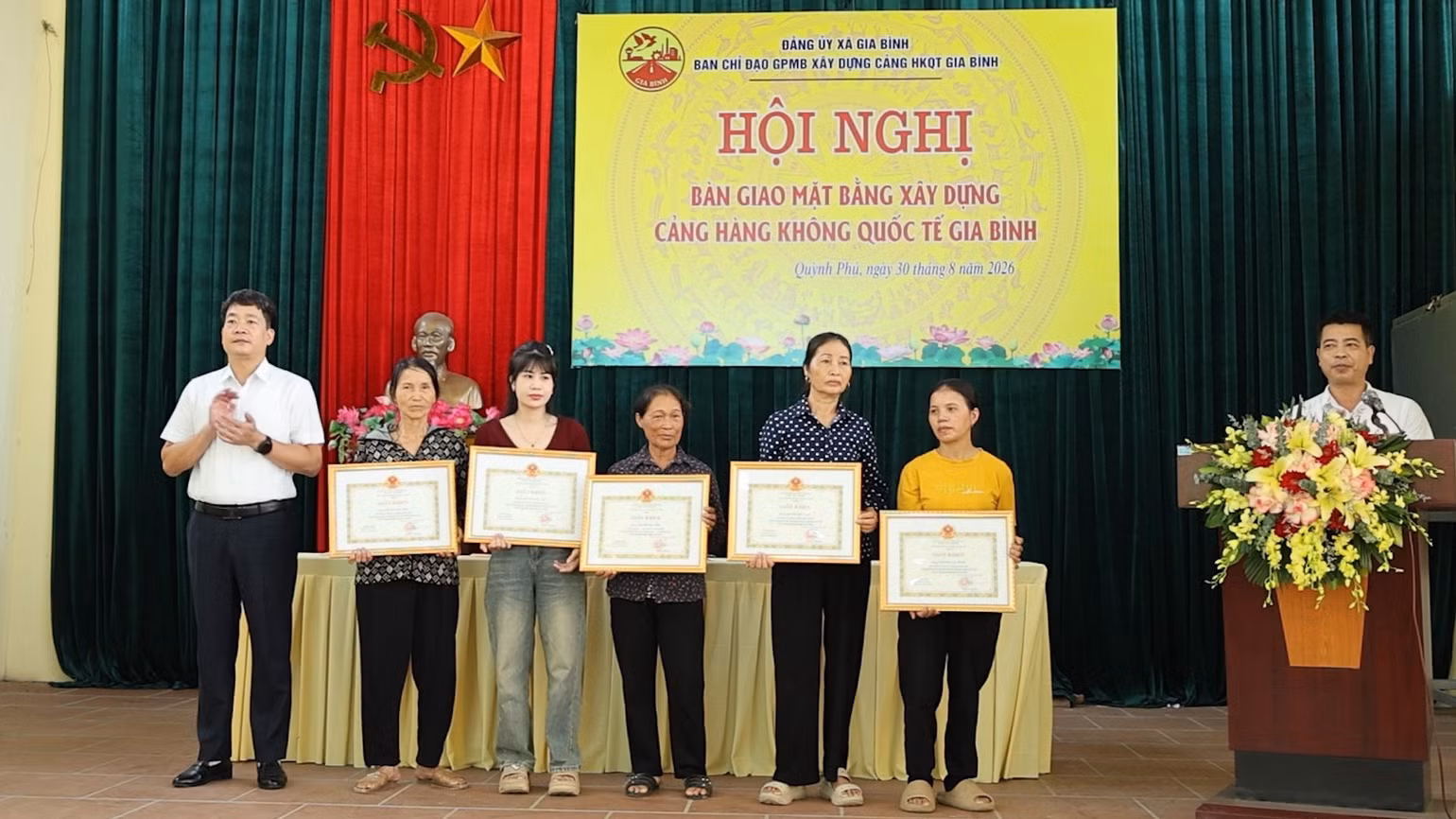 dong-chi-luong-trung-hau-pho-bi-thu-dang-uy-chu-tich-ubnd-xa-trao-khen-thuong-cho-5-ho-gia-dinh-tien-phong-guong-mau-trong-cong-tac-giai-phong-mat-bang-2506.jpg