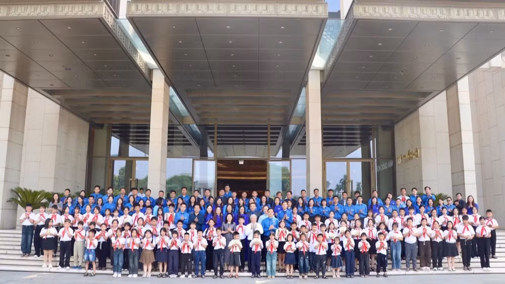 1-dai-bieu-chup-anh-luu-niem-6126.jpg
