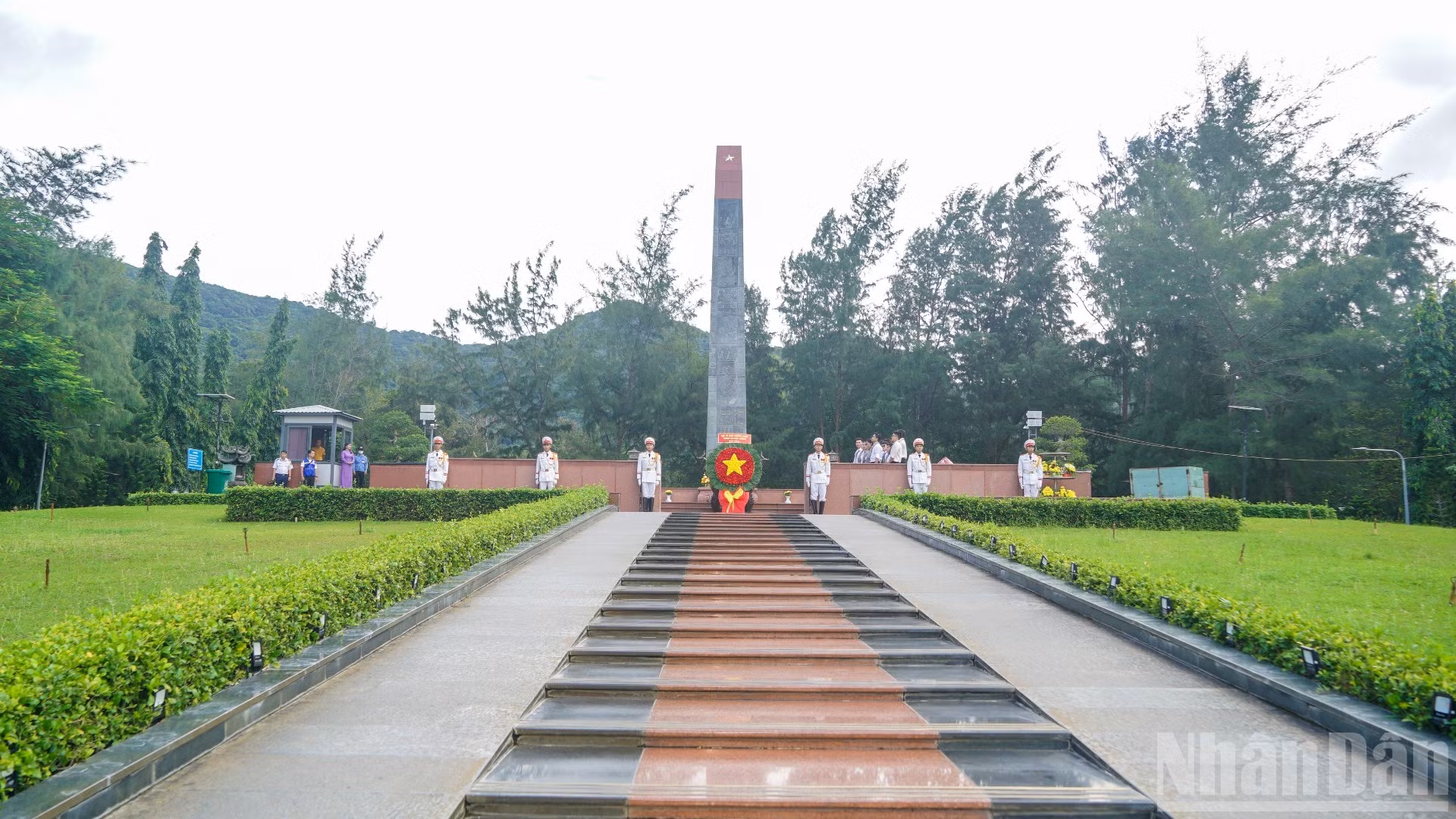 Đoàn đại biểu dành phút tưởng niệm, dâng hương, tri ân hàng vạn người con ưu tú đã chiến đấu, hy sinh tại “Địa ngục trần gian” Côn Đảo.