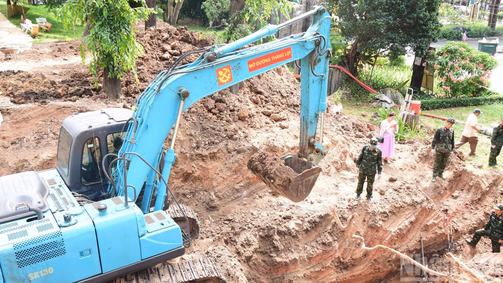 Phát hiện thêm hố chôn tập thể thứ hai trong Công viên Lê Thị Riêng.