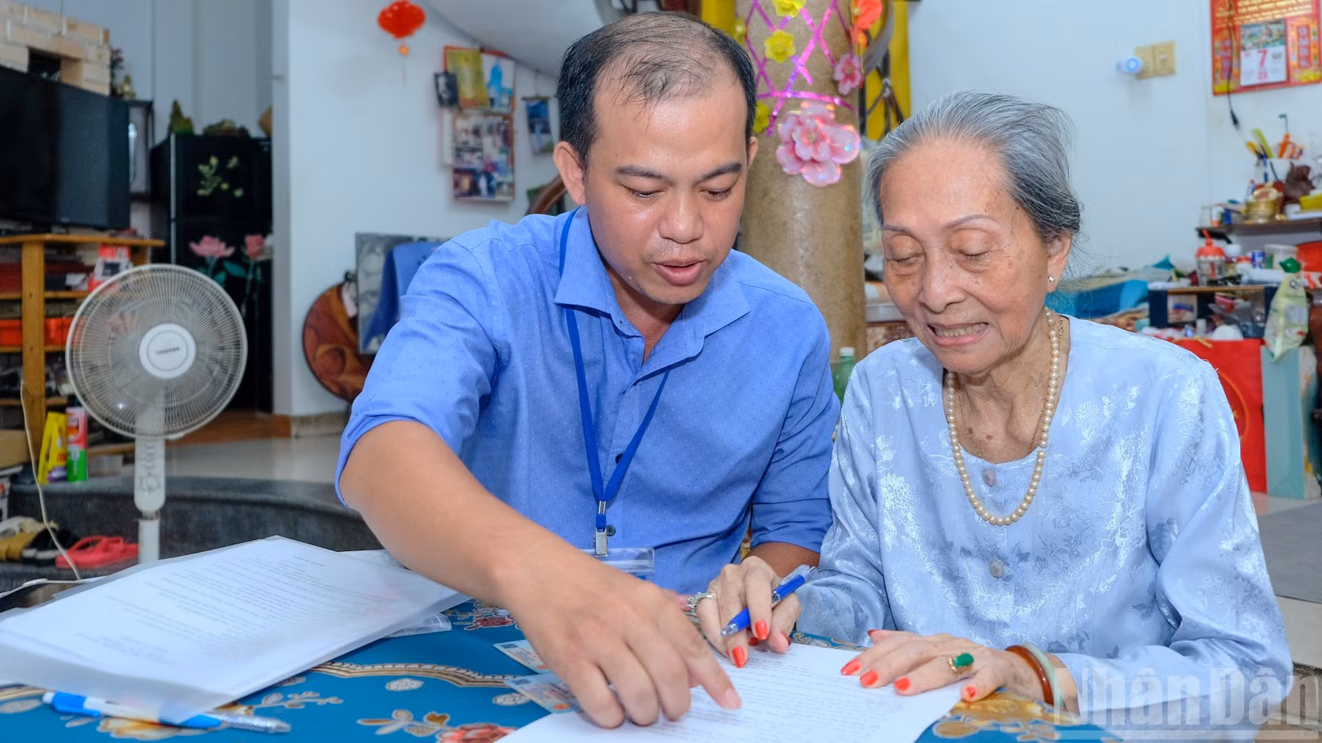 Mô hình "Chứng thực chữ ký tại nhà", giúp người già yếu, người khuyết tật và những trường hợp khó khăn trong đi lại tiếp cận dịch vụ hành chính công.