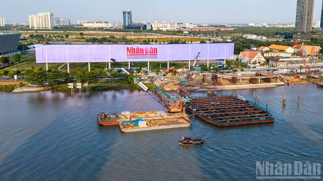 Cầu đi bộ qua sông Sài Gòn chuẩn bị cho mẻ đổ bê-tông đầu tiên của bệ trụ cầu chính sau hơn một năm thi công công trình.