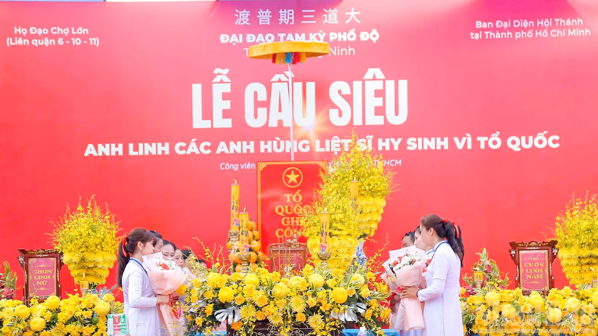 12 đồng nhi thực hiện nghi thức dâng hoa lên bàn thờ nghi lễ.