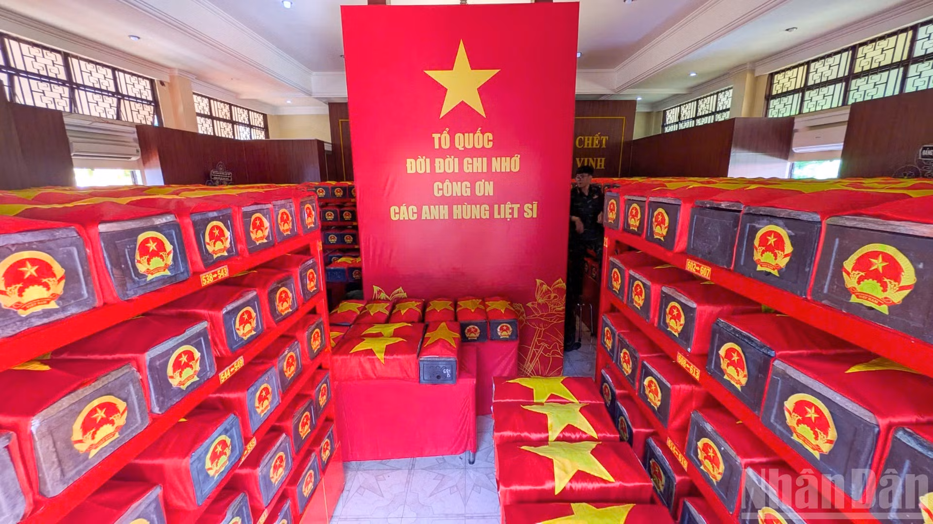 Những công việc chuẩn bị cuối cùng cho Lễ truy điệu an táng 731 hài cốt liệt sĩ tại Công viên Lê Thị Riêng.