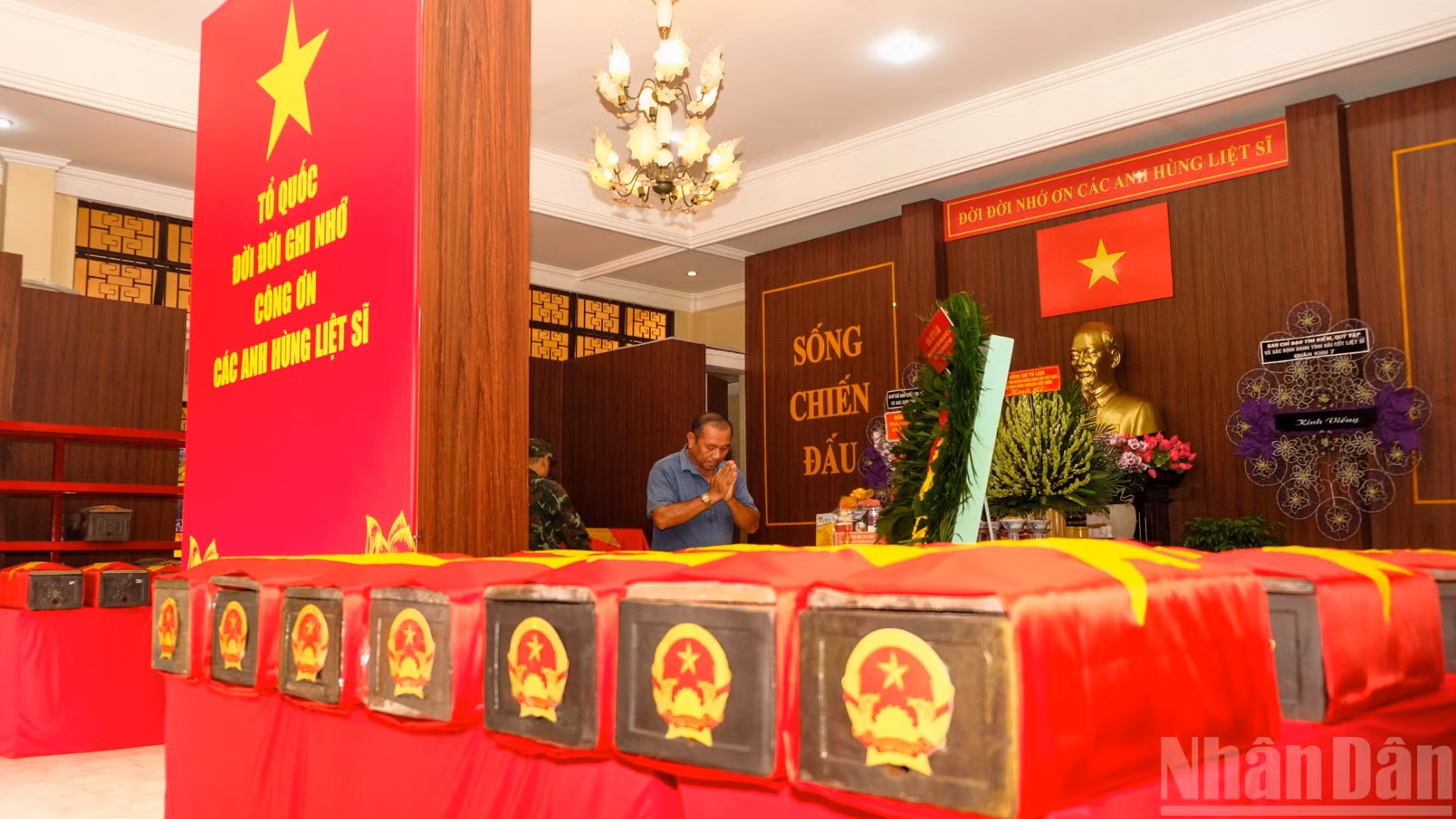 Người dân thành kính tri ân các Anh hùng liệt sĩ tại Công viên Lê Thị Riêng.