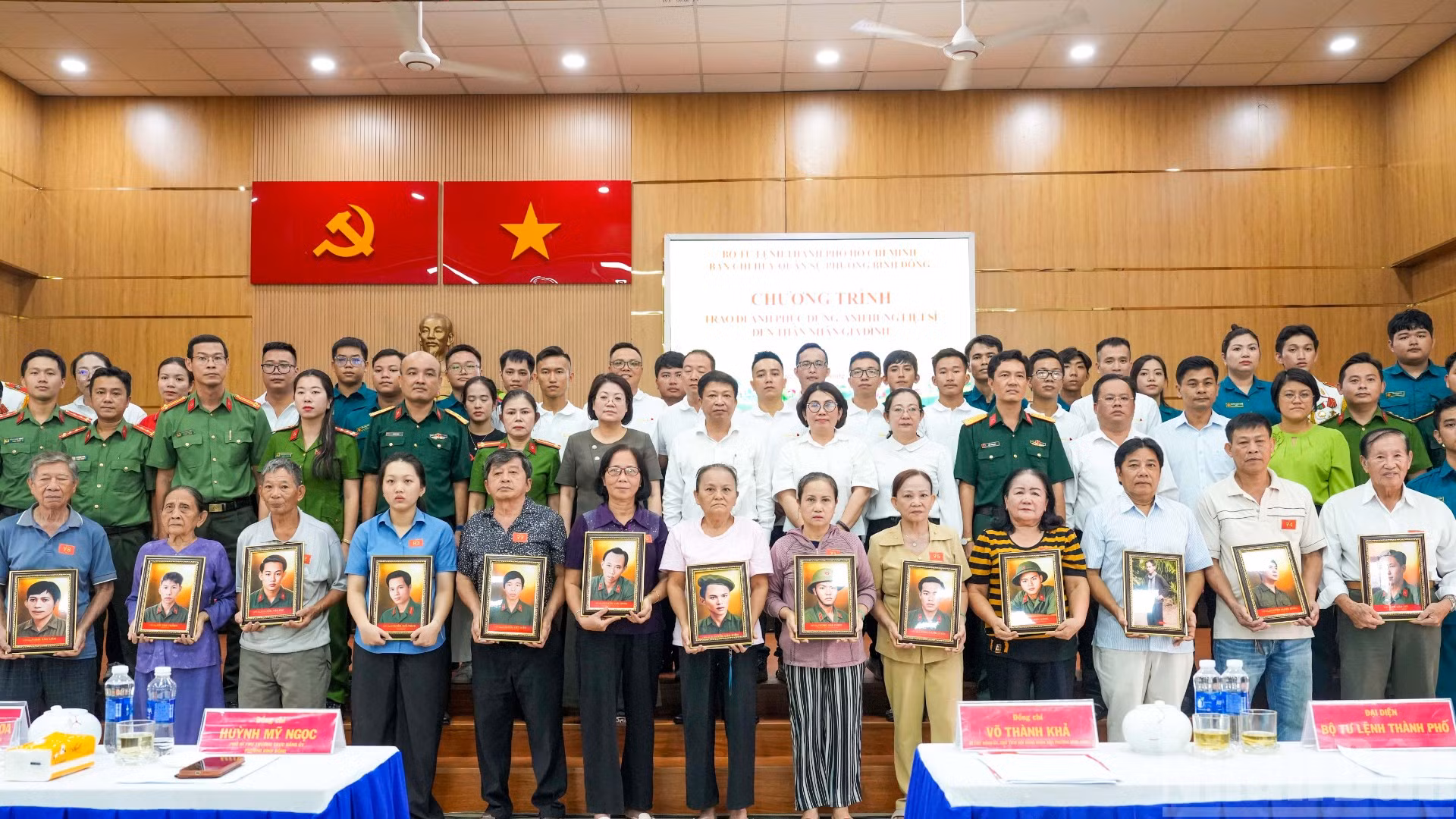 16 gia đình liệt sĩ tại Thành phố Hồ Chí Minh được trao di ảnh phục dựng miễn phí từ những bức ảnh cũ.