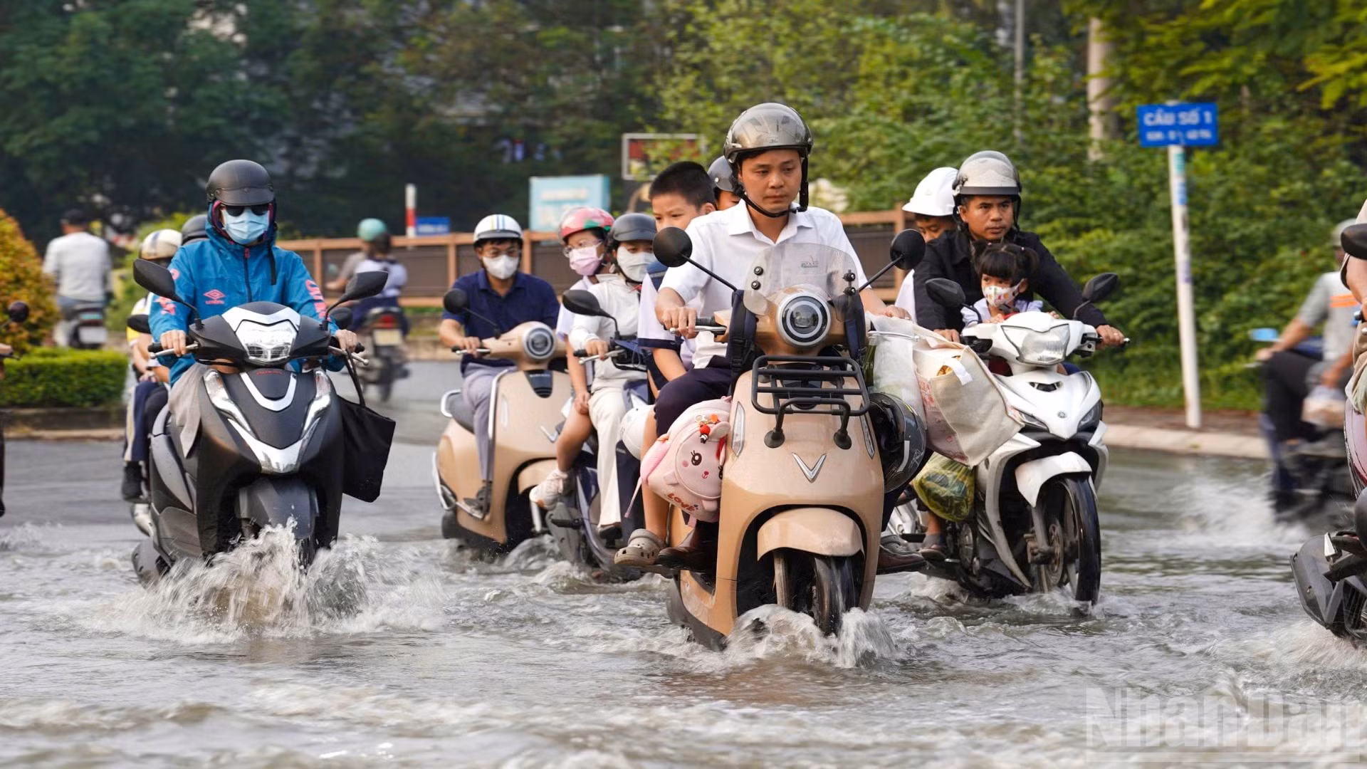 Triều cường đạt đỉnh kết hợp với mưa lớn khiến nhiều tuyến đường tại Thành phố Hồ Chí Minh ngập sâu.