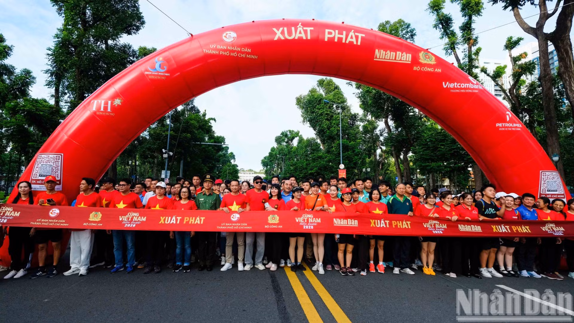 13 khối đại biểu đã cùng tham gia chương trình đi bộ đồng hành “Cùng Việt Nam tiến bước” năm 2026.