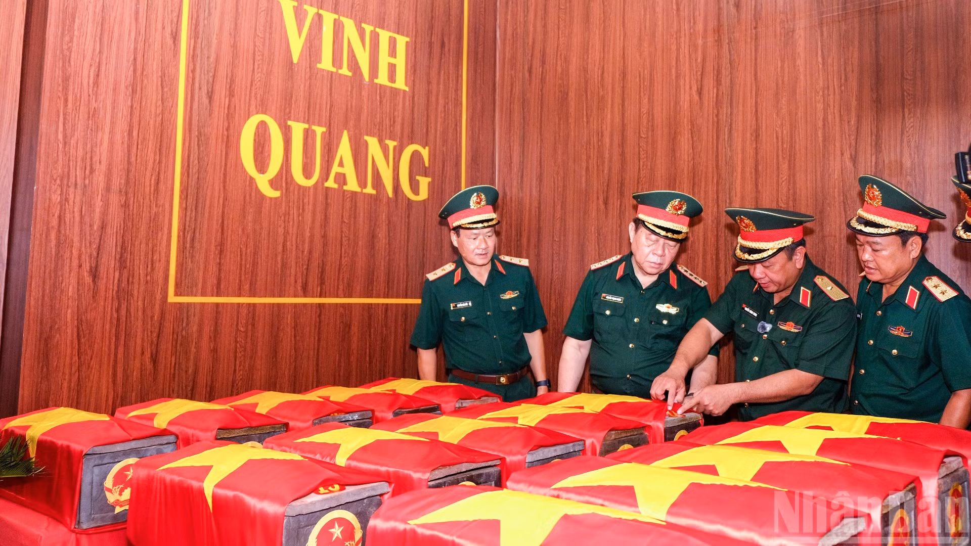 Đoàn công tác của Quân ủy Trung ương, Bộ Quốc phòng đã đến dâng hương tưởng niệm các Anh hùng liệt sĩ và kiểm tra công tác tìm kiếm, quy tập hài cốt liệt sĩ.