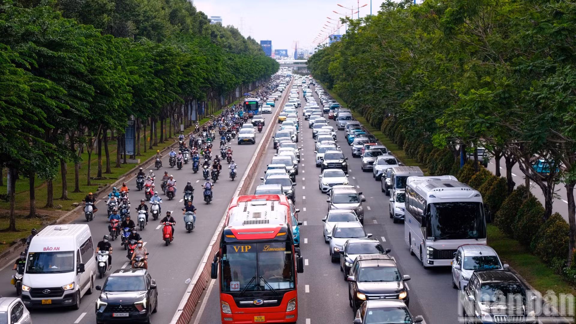 Các phương tiện nối đuôi nhau trên tuyến đường dẫn ra cửa ngõ thành phố, nhưng chưa xảy ra ùn tắc nghiêm trọng.