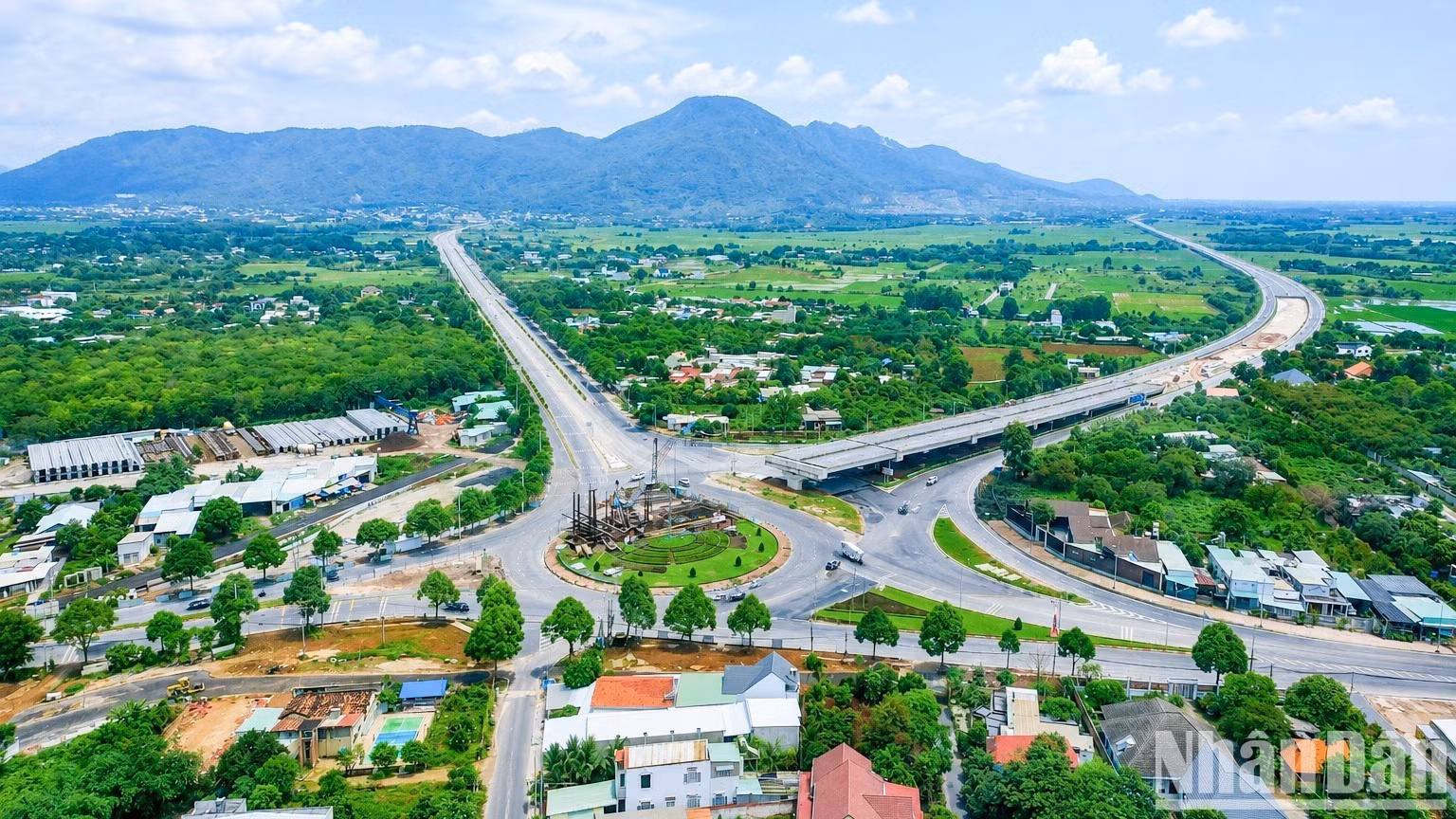 Cao tốc Biên Hòa-Vũng Tàu với đô thị biển Thành phố Hồ Chí Minh.