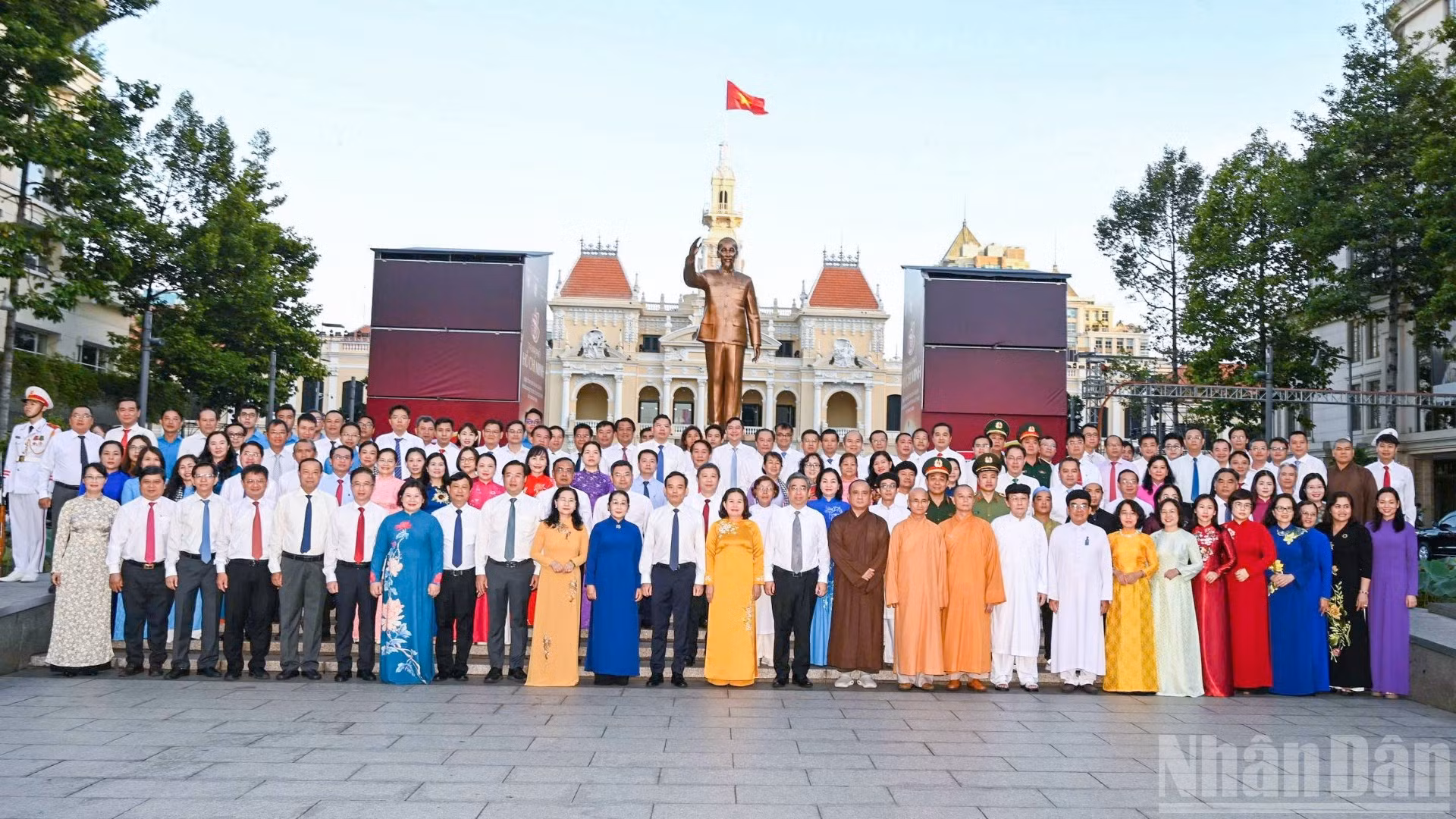 Lãnh đạo Thành phố Hồ Chí Minh dâng hoa tưởng niệm Chủ tịch Hồ Chí Minh nhân dịp kỷ niệm 50 năm thành phố Sài Gòn-Gia Định vinh dự mang tên Bác. 