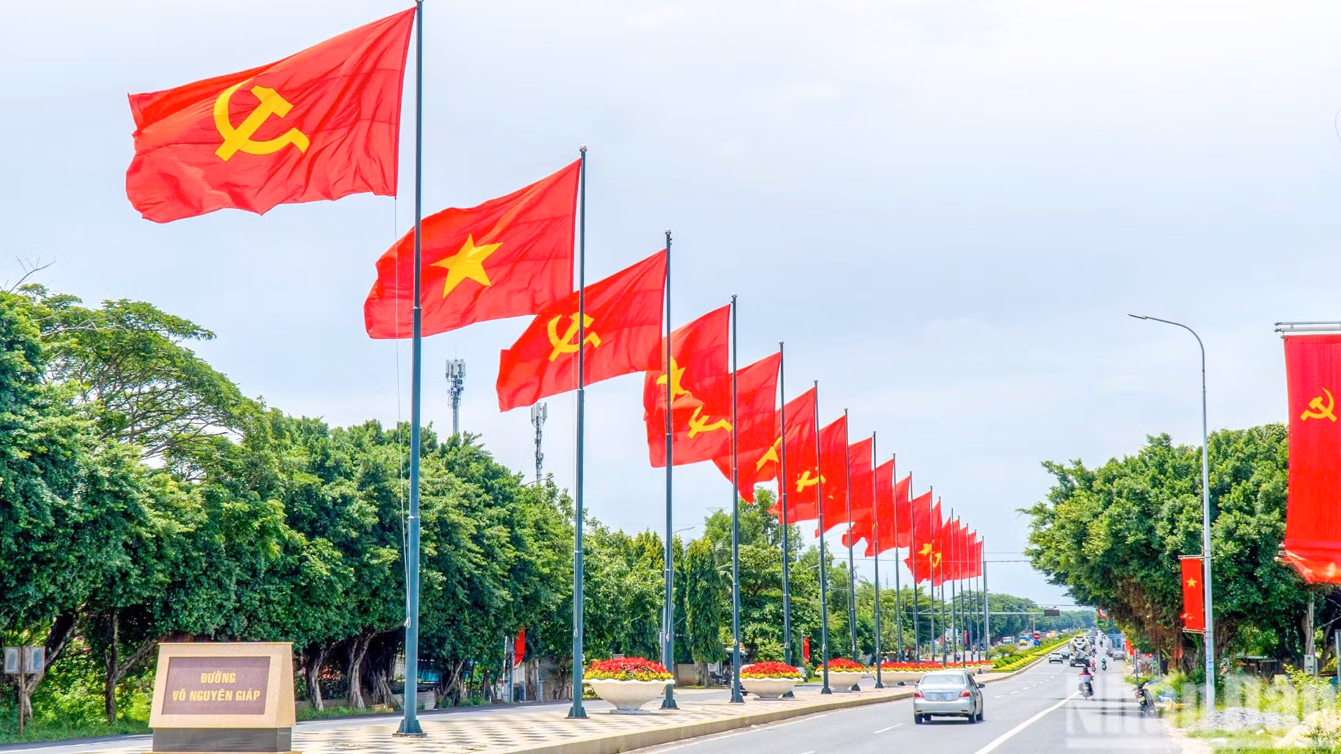 Thành phố Hồ Chí Minh được trang hoàng rực rỡ cờ Tổ quốc, băng rôn, pano và các cụm hoa chào mừng Quốc khánh 2/9.