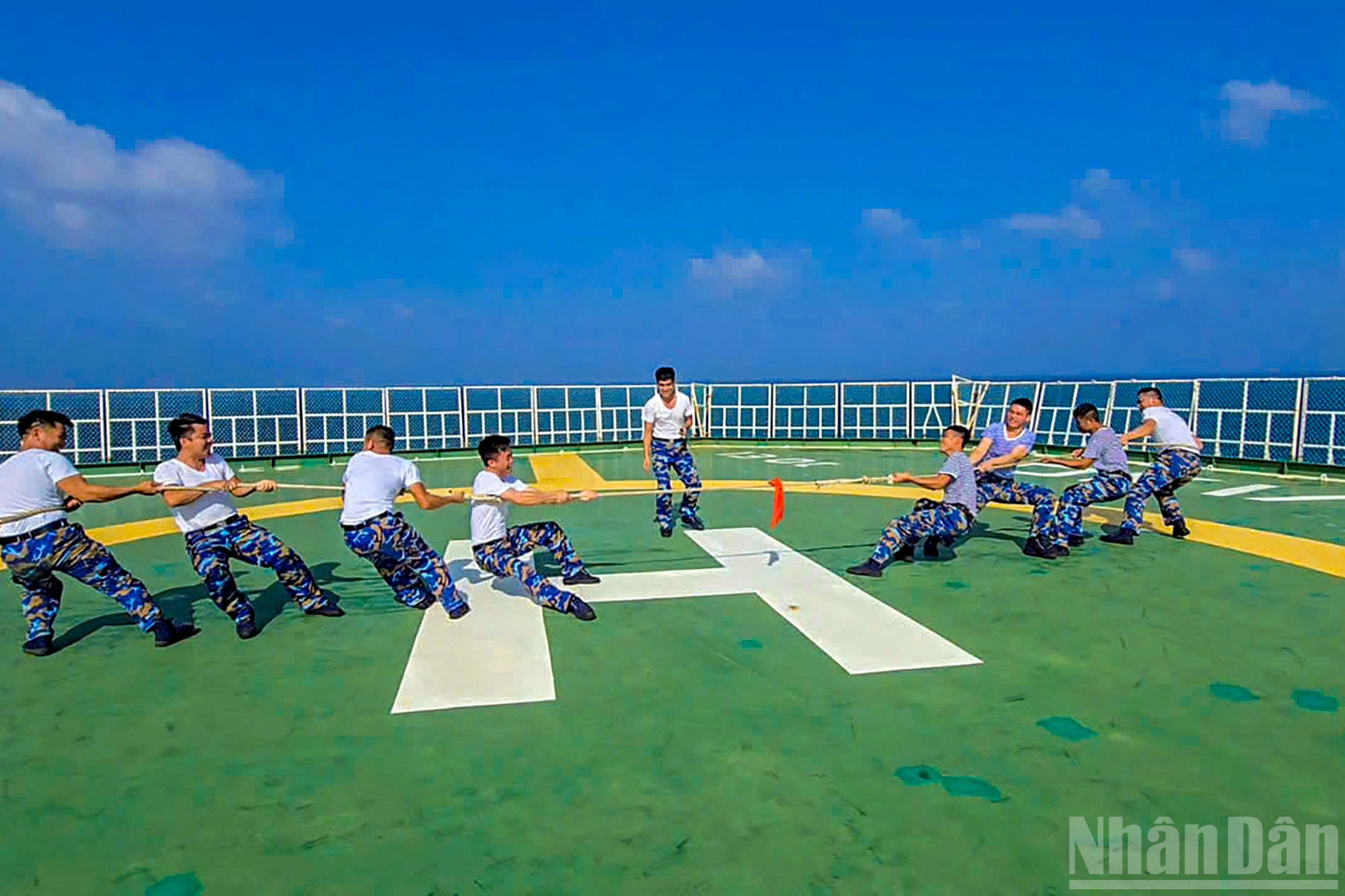 C&ugrave;ng với duy tr&igrave; nghi&ecirc;m chế độ trực sẵn s&agrave;ng chiến đấu, c&aacute;c Nh&agrave; gi&agrave;n DK1 tổ chức nhiều hoạt động ph&ugrave; hợp điều kiện đặc th&ugrave; tr&ecirc;n biển như sinh hoạt ch&iacute;nh trị, tuy&ecirc;n truyền về truyền thống, &yacute; nghĩa lịch sử của C&aacute;ch mạng Th&aacute;ng T&aacute;m v&agrave; Quốc kh&aacute;nh 2/9.