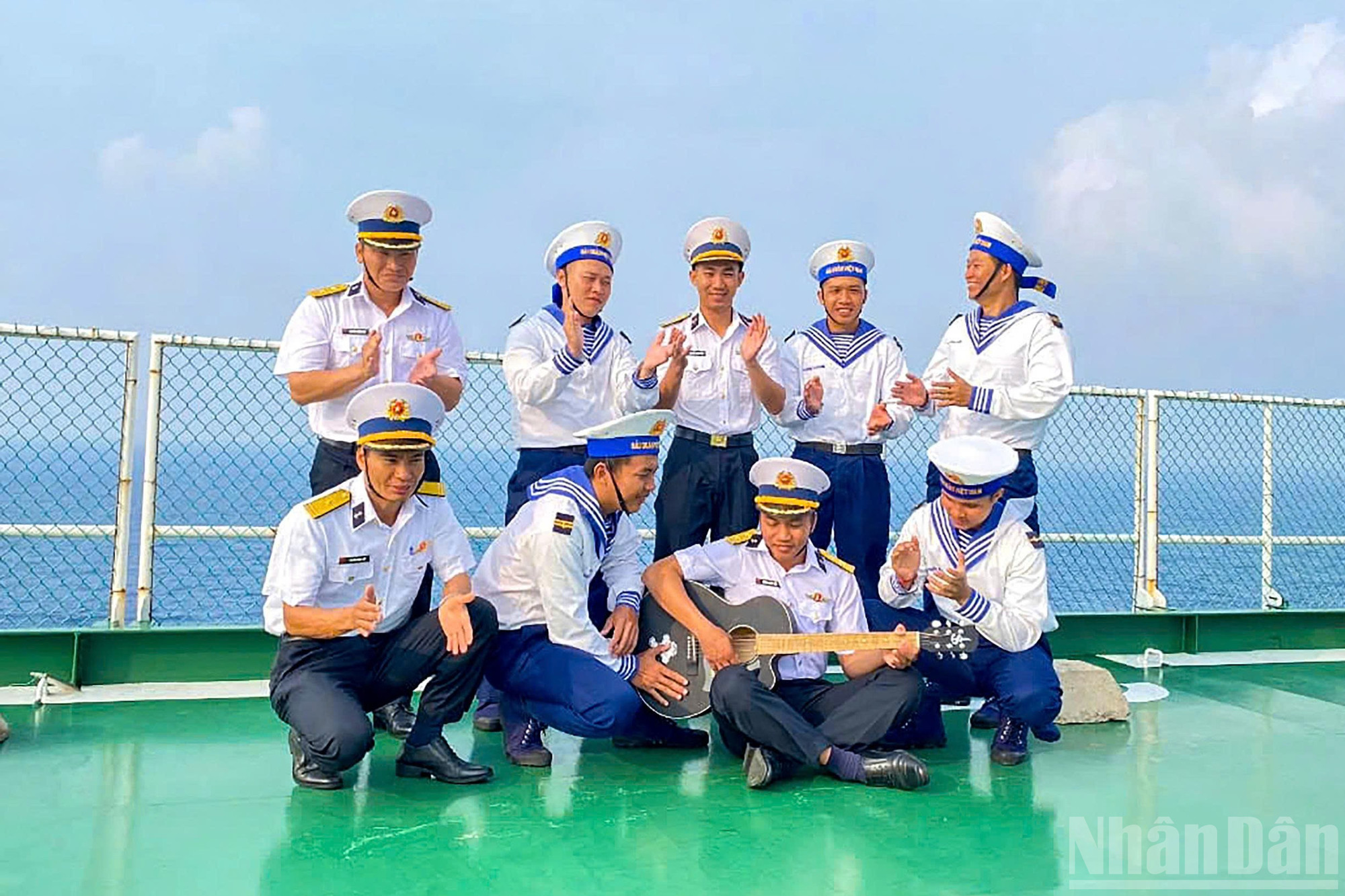 Tổ chức văn h&oacute;a, văn nghệ, thể dục thể thao, tạo kh&ocirc;ng kh&iacute; đo&agrave;n kết, vui tươi, đầm ấm. Qua đ&oacute;, g&oacute;p phần động vi&ecirc;n c&aacute;n bộ, chiến sĩ vơi nỗi nhớ đất liền, gia đ&igrave;nh, th&ecirc;m phấn khởi v&agrave; y&ecirc;n t&acirc;m c&ocirc;ng t&aacute;c.
