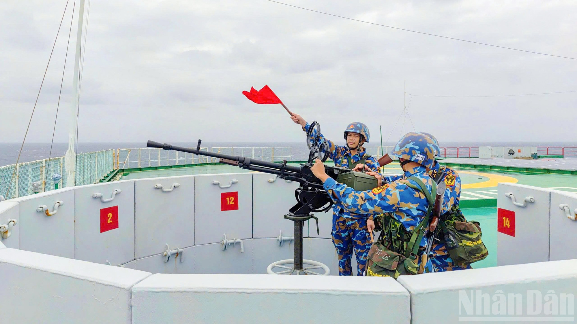 Trong ng&agrave;y Quốc kh&aacute;nh, người l&iacute;nh vẫn tiếp tục thực hiện nhiệm vụ. Dưới l&aacute; cờ Tổ quốc, c&aacute;n bộ, chiến sĩ duy tr&igrave; nghi&ecirc;m c&aacute;c chế độ trực, tổ chức huấn luyện sẵn s&agrave;ng chiến đấu v&agrave; thực h&agrave;nh c&aacute;c nội dung theo kế hoạch.