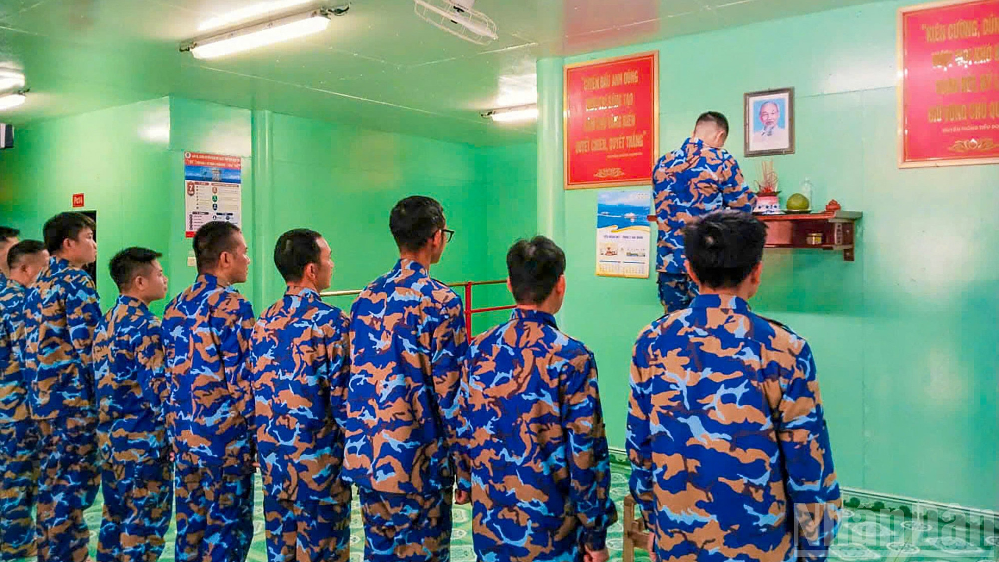 Trong khu sinh hoạt, sắc đỏ của Quốc kỳ h&ograve;a c&ugrave;ng pa-n&ocirc;, khẩu hiệu ch&agrave;o mừng Quốc kh&aacute;nh, l&agrave;m kh&ocirc;ng gian giữa biển xa th&ecirc;m ấm &aacute;p. Những l&aacute; cờ được treo trang trọng, những h&igrave;nh ảnh về đất nước, qu&ecirc; hương tạo n&ecirc;n kh&ocirc;ng kh&iacute; rất ri&ecirc;ng cho ng&agrave;y lễ tr&ecirc;n Nh&agrave; gi&agrave;n DK1 . Xa đất liền, c&aacute;n bộ, chiến sĩ vẫn đ&oacute;n Tết Độc lập bằng những điều giản dị nhưng chứa đựng t&igrave;nh cảm s&acirc;u sắc với qu&ecirc; hương, đất nước.
