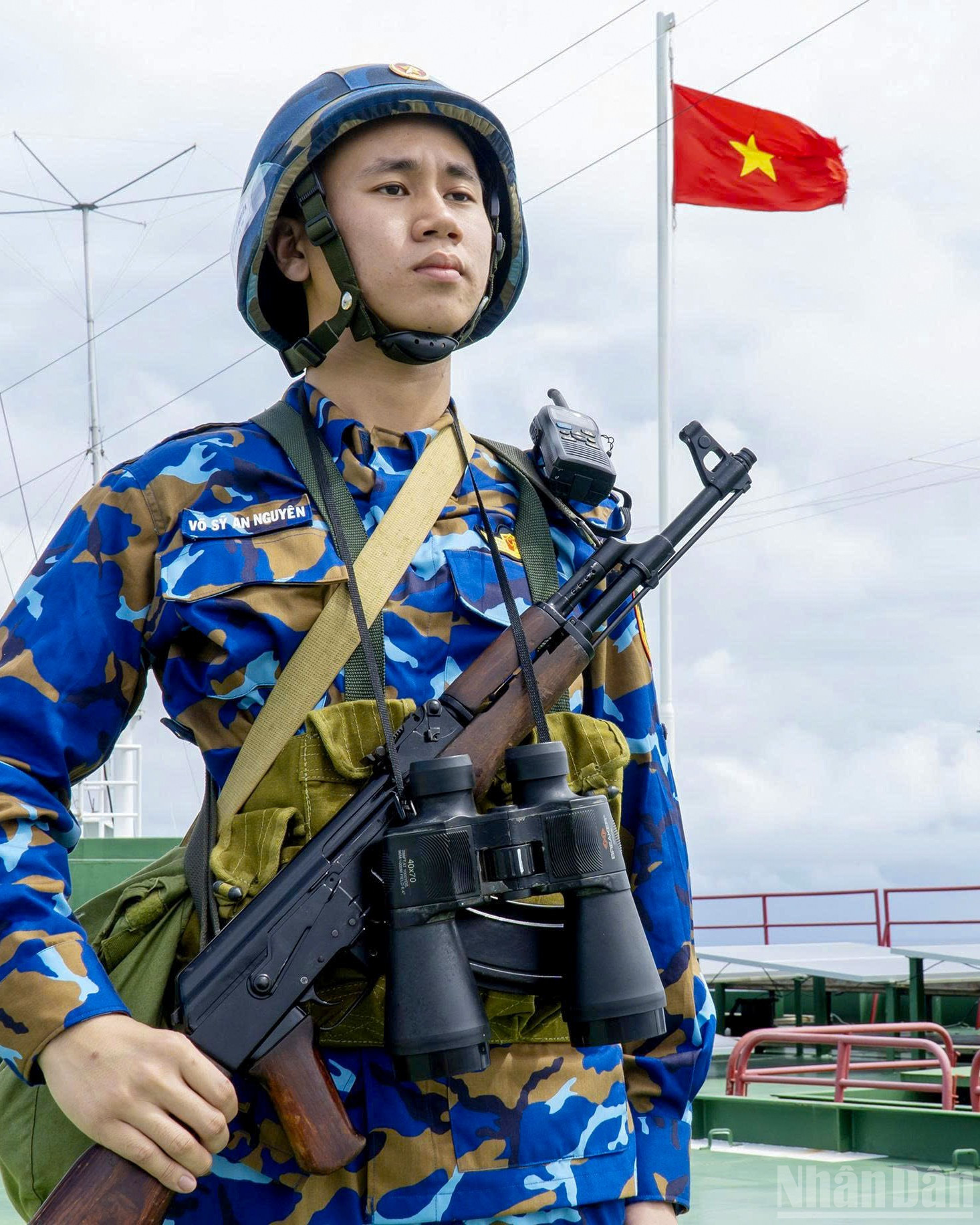 Giữa biển trời bao la, dưới l&aacute; cờ đỏ sao v&agrave;ng tung bay, lễ ch&agrave;o cờ nh&acirc;n dịp lễ Quốc kh&aacute;nh 2/9 tr&ecirc;n c&aacute;c Nh&agrave; gi&agrave;n DK1 mang &yacute; nghĩa đặc biệt thi&ecirc;ng li&ecirc;ng đối với c&aacute;n bộ, chiến sĩ đang l&agrave;m nhiệm vụ nơi đầu s&oacute;ng, ngọn gi&oacute;.
