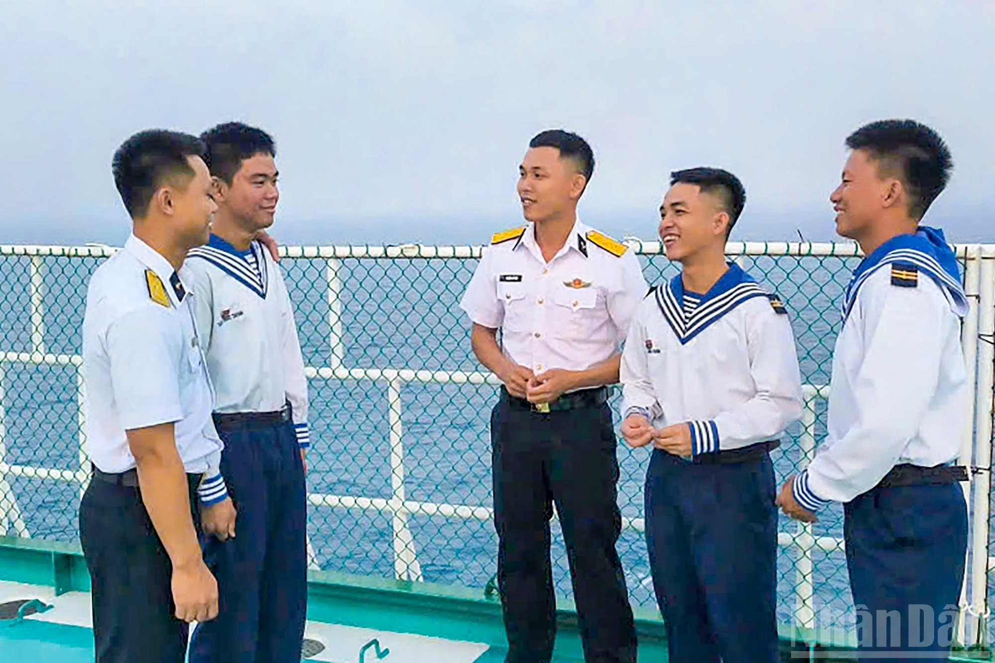 C&aacute;n bộ, chiến sĩ Nh&agrave; gi&agrave;n DK1 giao lưu văn nghệ trong giờ nghỉ.