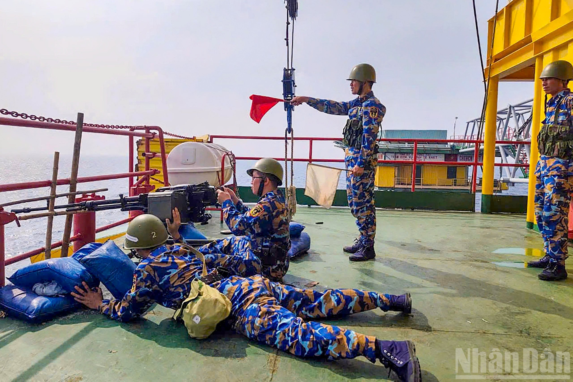 Nắng, gi&oacute; v&agrave; điều kiện khắc nghiệt nơi biển xa c&agrave;ng t&ocirc;i luyện &yacute; ch&iacute;, bản lĩnh v&agrave; tinh thần tr&aacute;ch nhiệm của mỗi người. Với họ, giữ vững nền nếp, huấn luyện thuần thục, sẵn s&agrave;ng xử tr&iacute; tốt c&aacute;c t&igrave;nh huống cũng l&agrave; c&aacute;ch thiết thực để thể hiện tr&aacute;ch nhiệm dưới l&aacute; cờ Tổ quốc.
